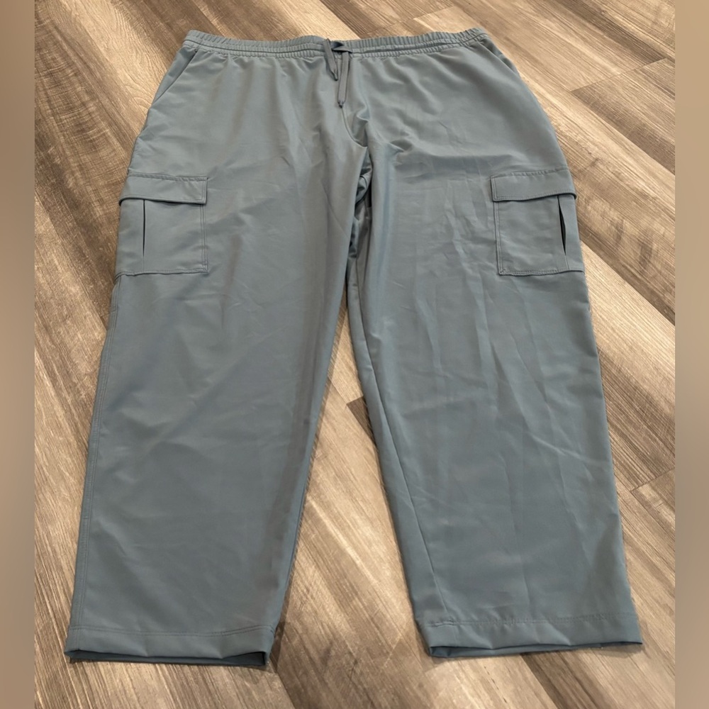 NWT Patagonia Women's Gray Fleetwood Cropped Cargo Pants - Size Large